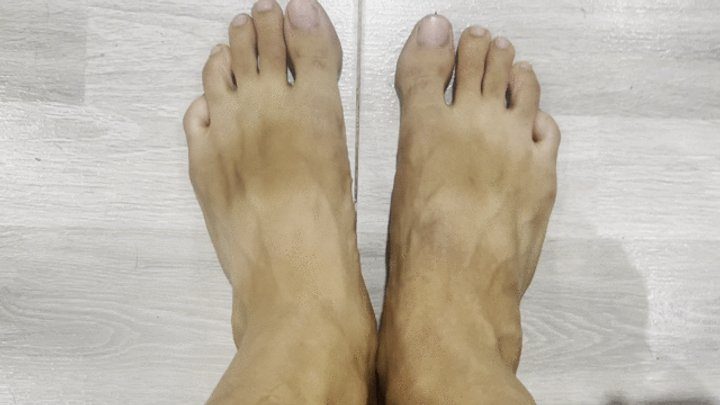 Latinvibes - Jerk off watching a giant washing his feet