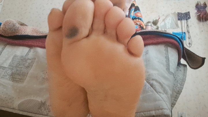 Kinky Grace - A PEDICURE WITH YOUR TONGUE