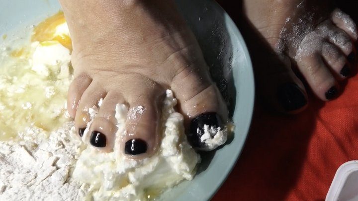 Lilacgamboogebbwfeet - thick bbw feet preparing cake with feet smashing all mix soles full of food mass smashing the mass for cook some muffins