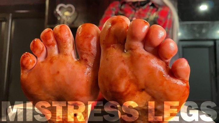 Mistress Legs - The Goddess has soiled her bare feet in coffee and teasing you on the table (MP4 4K)