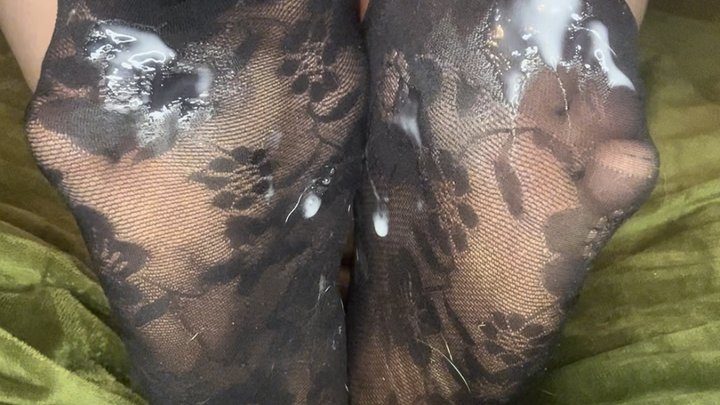 Hunnybuuny4u - Playing with my dirty feet after work???? want to play with them for me?