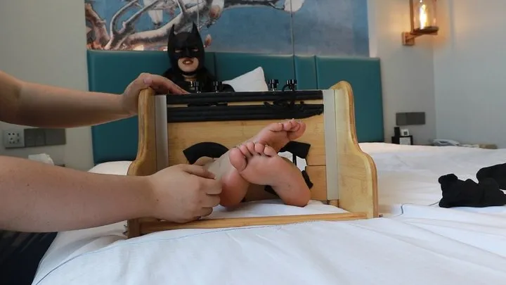 Cgbf - Batwoman's bare feet were tickled 2