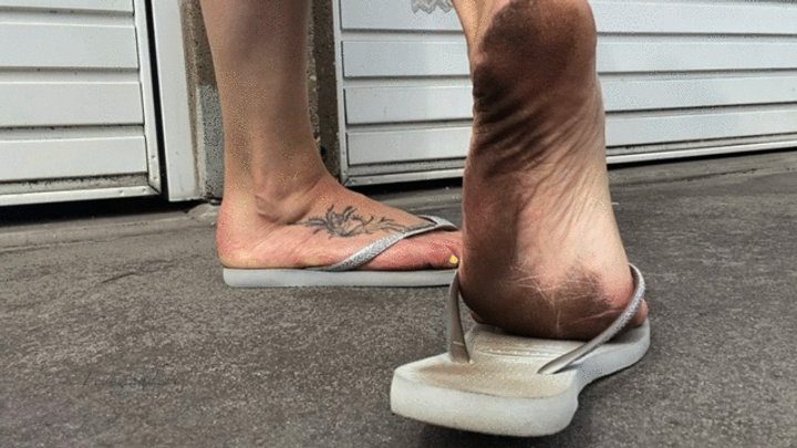 Feetwonderspublic - FeetWondersPublic silver flip flops and very DIRTY FEET