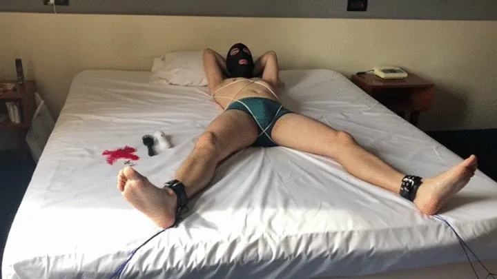 Italian Tickling Boy - Tickling and foot worship [WMV]