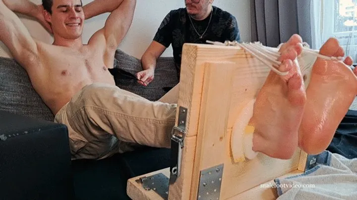Czechmalefoot Video Store - Barefoot tickled guy Kupen