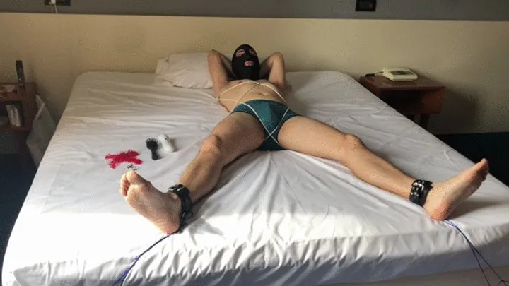 Italian Tickling Boy - Tickling and foot worship [MP4]