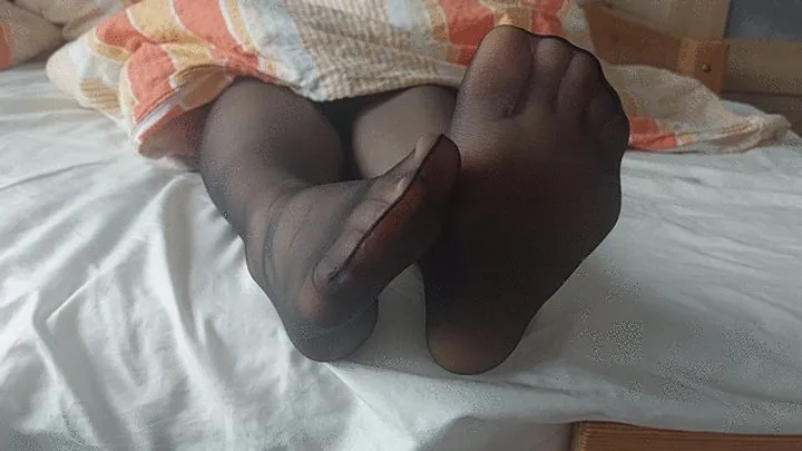The Sweet Feet - Nylon Tickling and Massage on the Bed