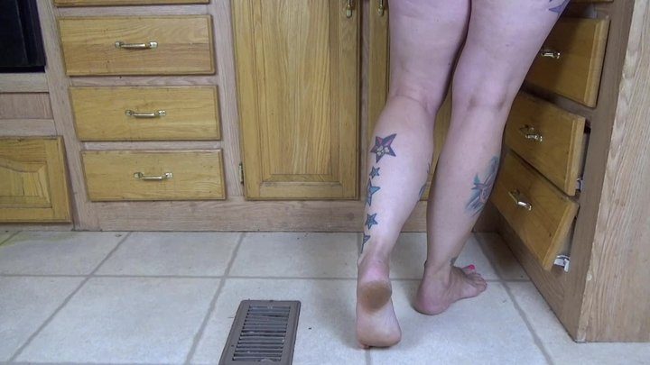 Sarah's Xxx Secrets - Dirty Feet Doing Dishes