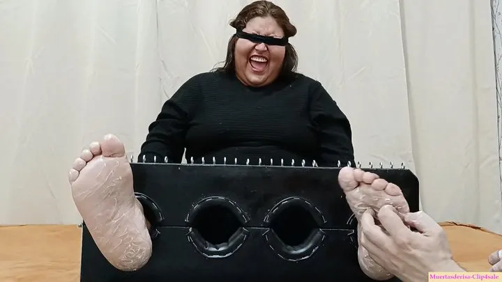 Muertas De Risa - Lickling and tickling extra wide soles
