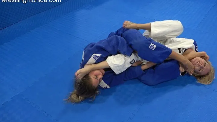 Gi-feet Vixens - Iza vs Desi Gi-Feet