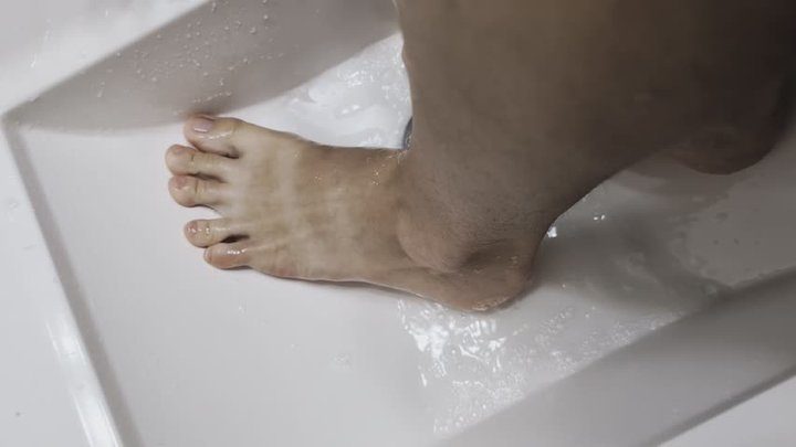 Luddo Vicka - Bathing my feet in warm water with a pinch of aroma soap ????