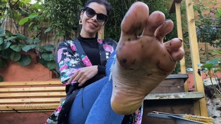 Feetwonderspublic - FeetWondersPublic clean my muddy garden feet