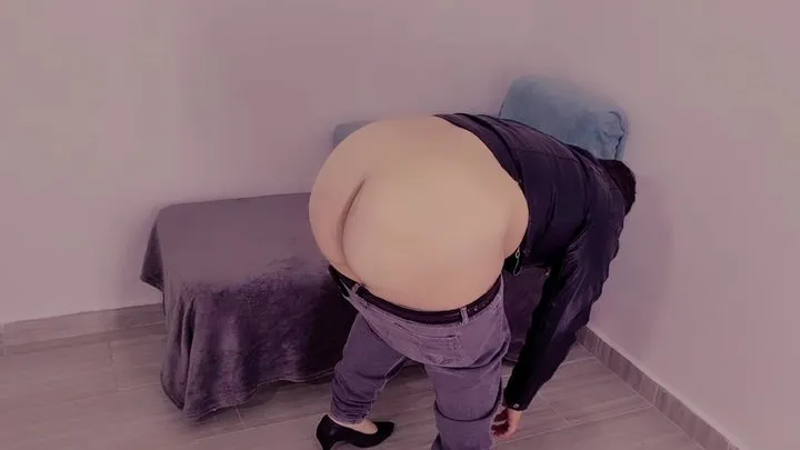 Alice Scott - Fart buttcrack