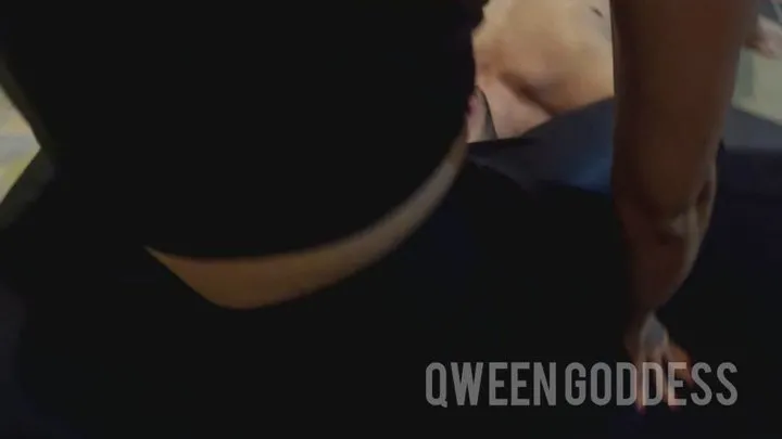 Qweengoddess - Slave's first face farting COMPLETE