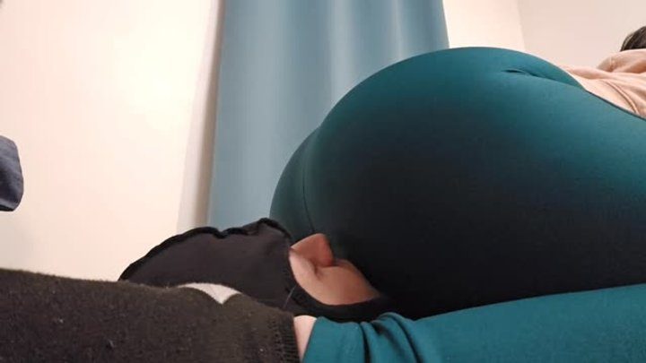Goddess Lexi Femdom - Gym leggings facesitting ignore session