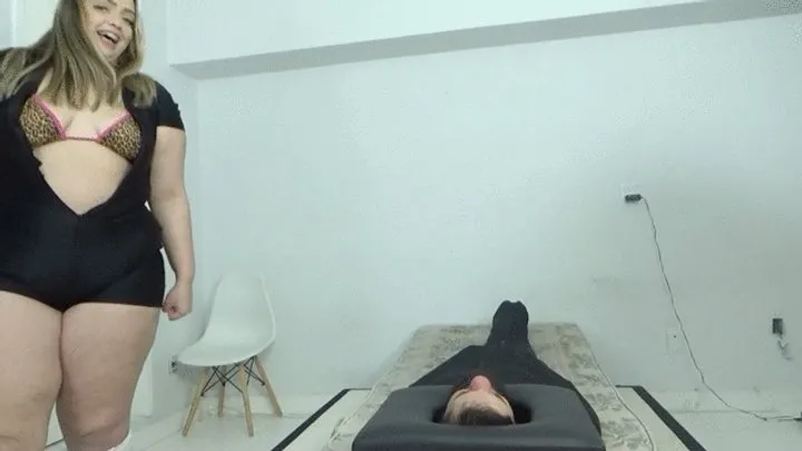 Gf Studios - BBW GODDESS FACE SITTING AND FART CONTROL IN THE BOX (First 10 minutes Face sitting) BY BRITNEY HUNTER AND DANIEL SANTIAGO CAM BY ALINE FULL HD