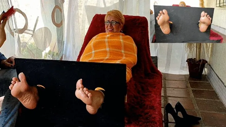 Goddess Foot Fetish - Alicia le hace mucha cosquillas en los pies a Angelin (1)