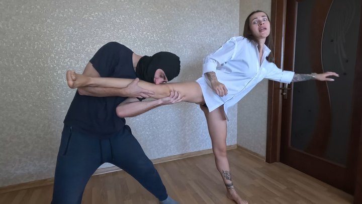 Road Divas - An ex in the guise of a mugger grabs Alina's legs and won't let go