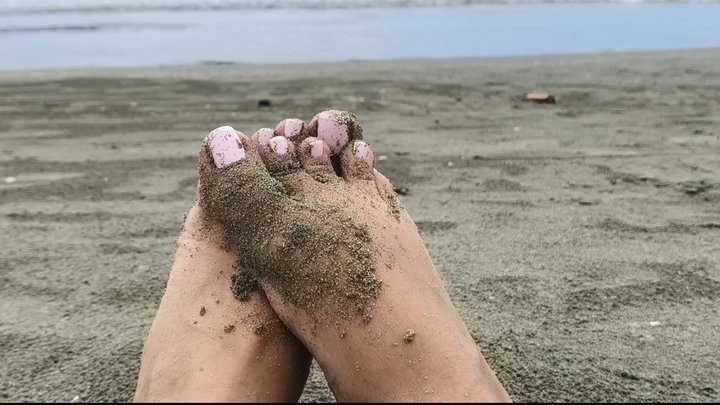 Soyisaoficialx - Feet in the sand in front of the sea