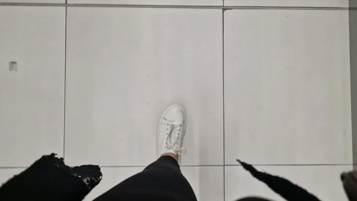 Nicoletta Embassi - The weight of embarrassment farts in the public shop 1080HD