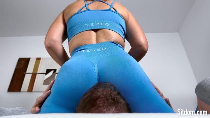 Sitdom - Facesitting in blue gym leggings