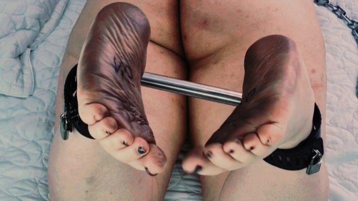 Alice Scott - Dirty feet slave Bastinado