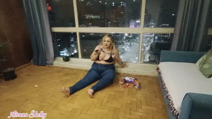 Atenna Shelby Bbw - WET AND STINKY FARTS FROM A BIG BELLY FULL OF FOOD! TIGHT JEANS Atenna Shelby solo