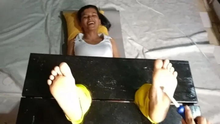 Ticklingwomen - Julia Tickles Vertical Clamps