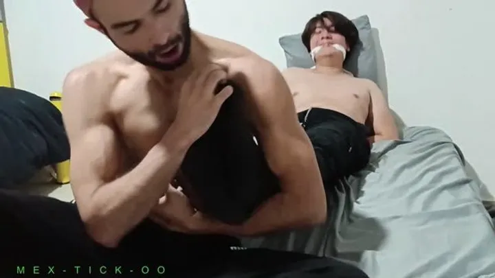 Mex-tick-oo - DASH HACE COSQUILLAS A LOGAN DE PATONES FEET