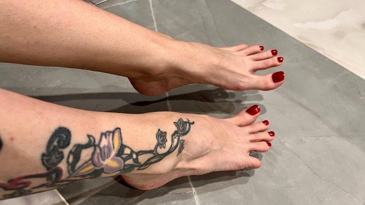 Juliadomaina - Spit on bare feet with long toes
