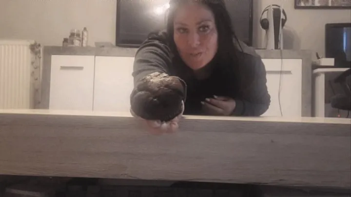 German Lady Shay - Muffin angefurzt - Farting on a Muffin