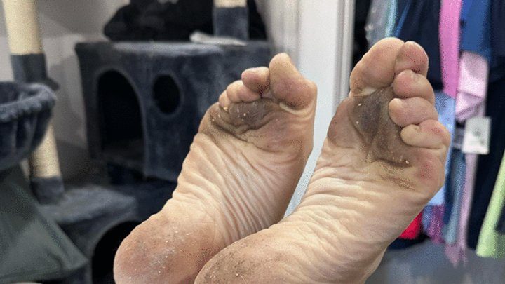 Cum On Her Feet Ass And Tongue - Lola’s filthy feet picture preview!