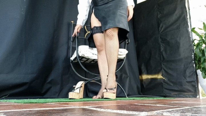 Goddess Foot Fetish - High heels, pronounced arch of the foot, dangling heels, crossed legs (2)
