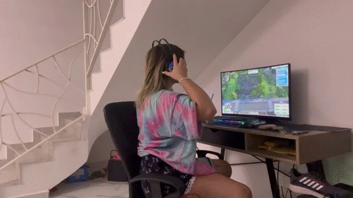 Nipsandstrips - Farting while gaming 3