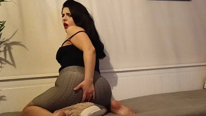 Fartingqueen - pillow humping and fart in leggings -