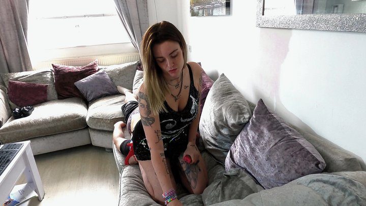 Amy Squirrel - Face Sitting In A Sparkly Dress (4K)