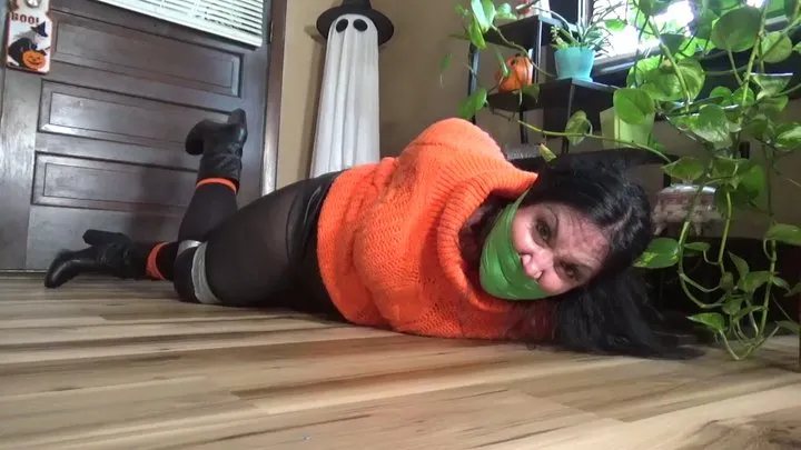Gina Rae Michaels Bondage - Trick or Treat ! Smell my feet ! WMV FORMAT