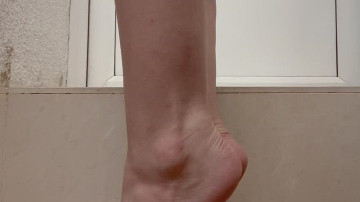 Juliadomaina - Bare feet and long toes with red toenails polish