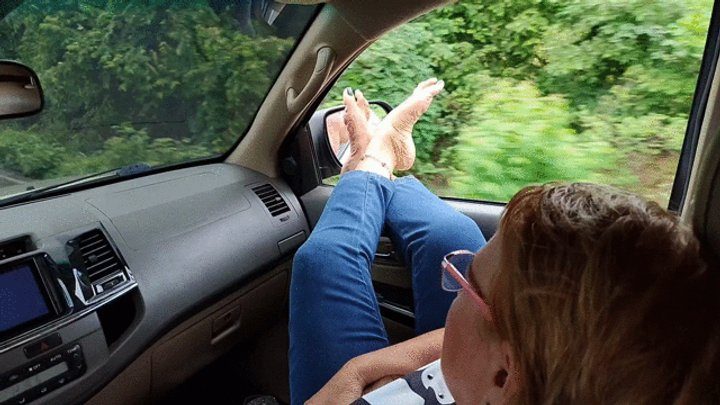 Goddess Foot Fetish - Very pronounced arched feet while traveling by car (1)