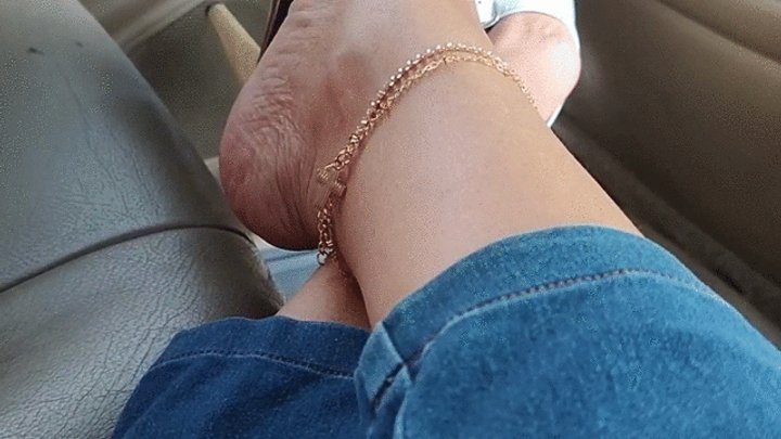 Goddess Foot Fetish - Very pronounced arched feet traveling in a car and high heels (1)