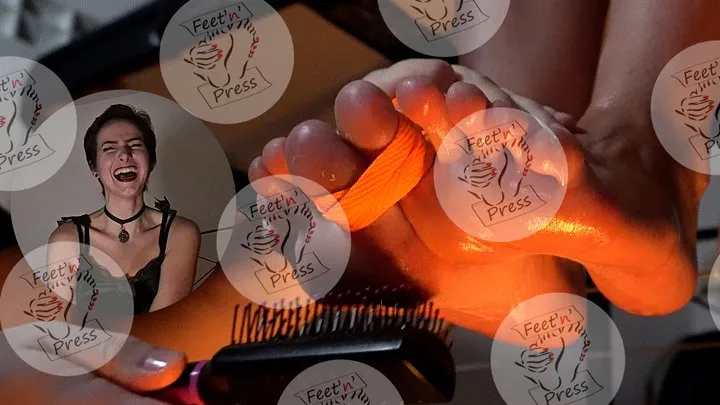 Feet'n'press - Mavi tickling feet on Halloween night! 4K MP4