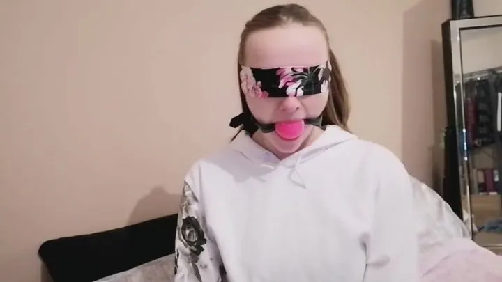 Capturedkerry - Ballgag & blindfold Try On