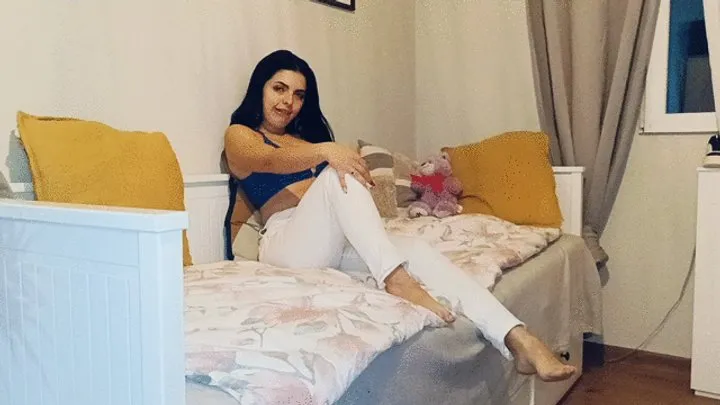 Fartingqueen - Legs play and Farts in white Jeans