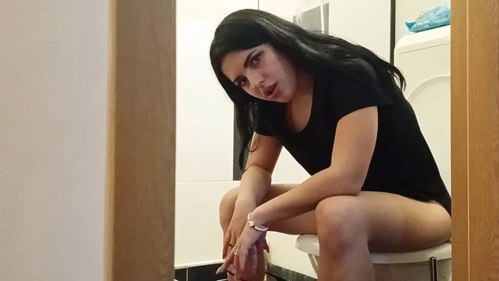 Fartingqueen - Farting in the bathroom - toilet farts