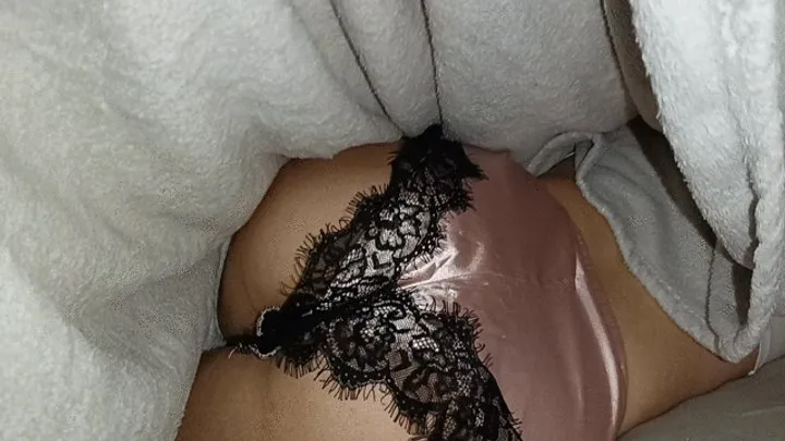 Fartingqueen - farting under blanket *