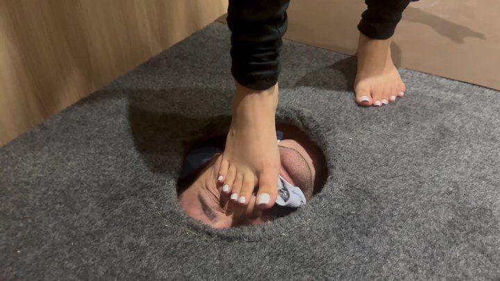 Foot Fetish Domination - Hannah Stinky Foot and her Doormat !
