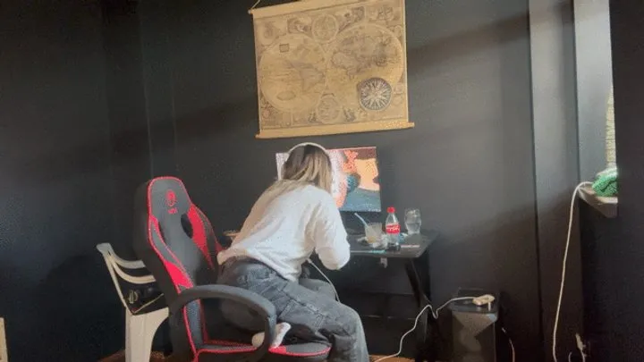 Nipsandstrips - Muffled loud farts on chair while gaming