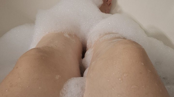 Amazon Mariska - Big feet taking a bath