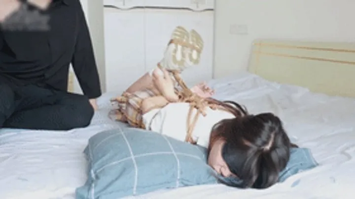 Chinese Bondage Foot Fetish - xy255-A girl who has never been in bondage before experiences bondage for the first time