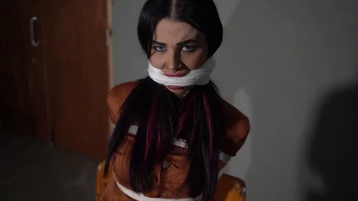 Altgirlsbound - 4204 Liv in Warehouse Chairtie